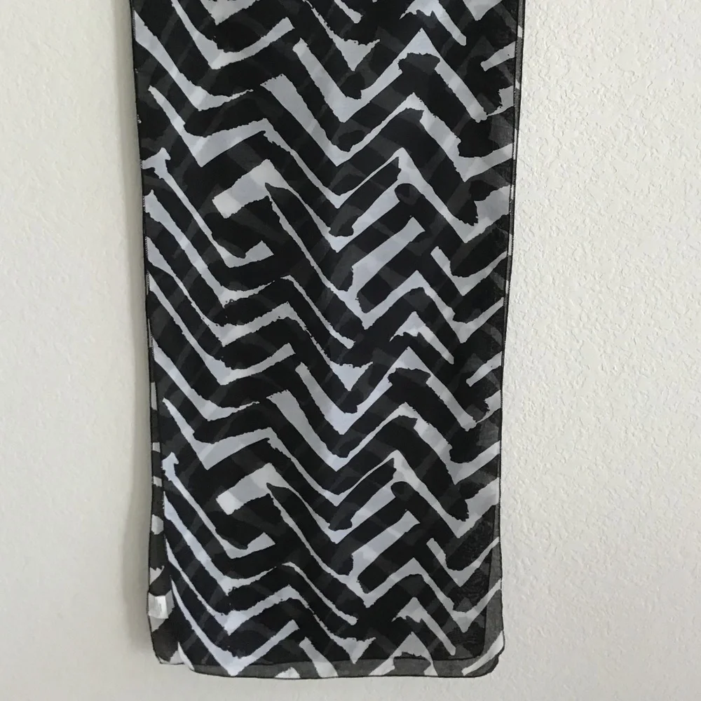 B&W STRIPED SCARF